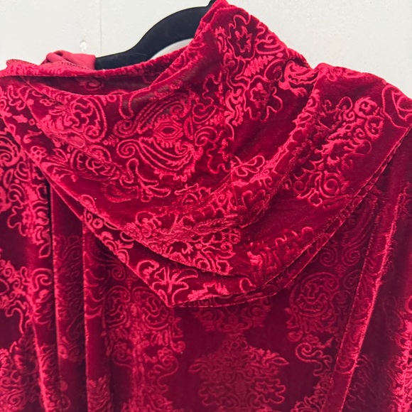 Spirit Halloween red velvet burnout cape hood black lace OS 1X vamp cosplay goth - Picture 7 of 11